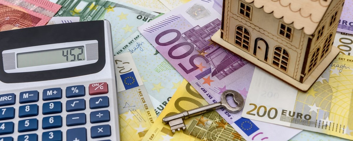 Billets de banque en euros comme fond pour une petite maison de jouets
