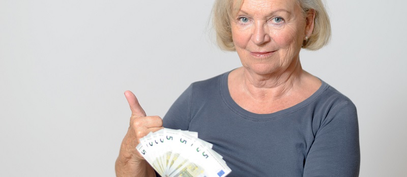 Personne âgée avec des billets d'euros