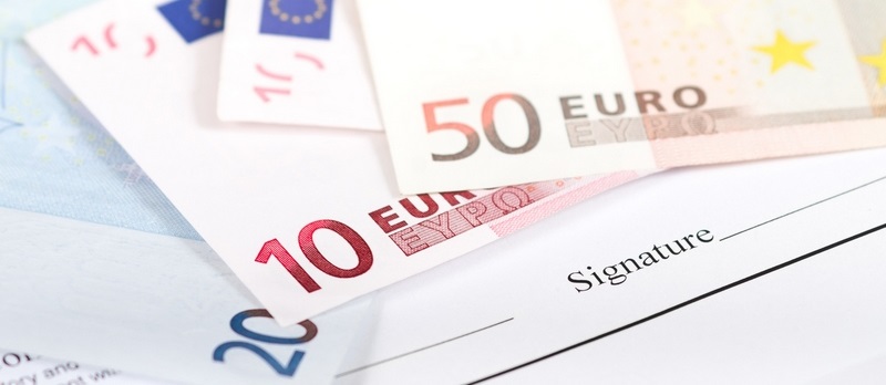 Billets d'euros au dessus d'un contrat d'assurance