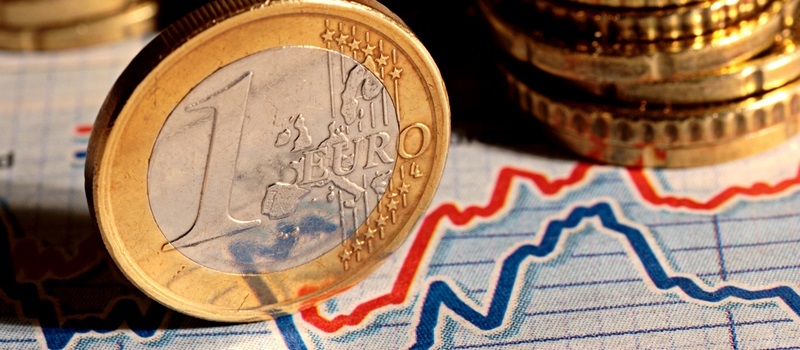 Piles de pièces de monnaie euro au dessus d'un graphique