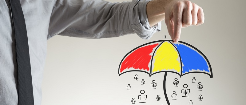 Illustration de l'assurance vie par une main tenant un parapluie pour protéger les personnes