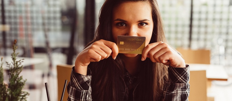 Une adolescente avec une carte de crédit