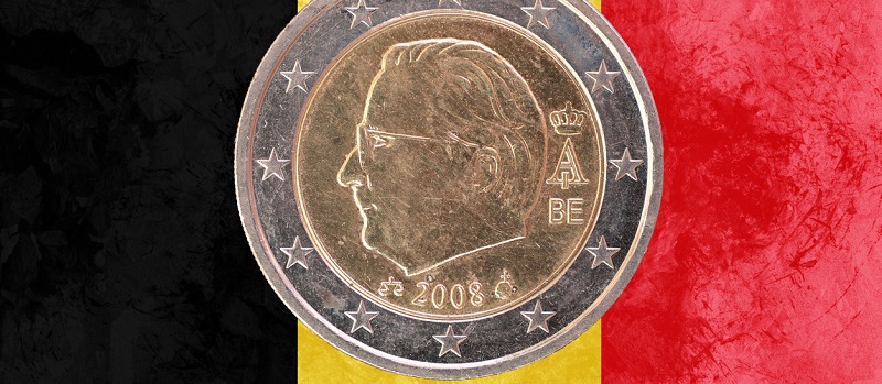 Pièce euro sur drapeau belge