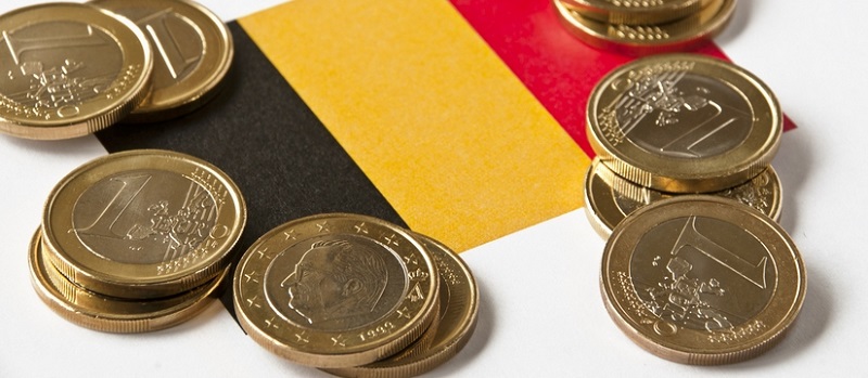 Des pièces euros sur le drapeau belge