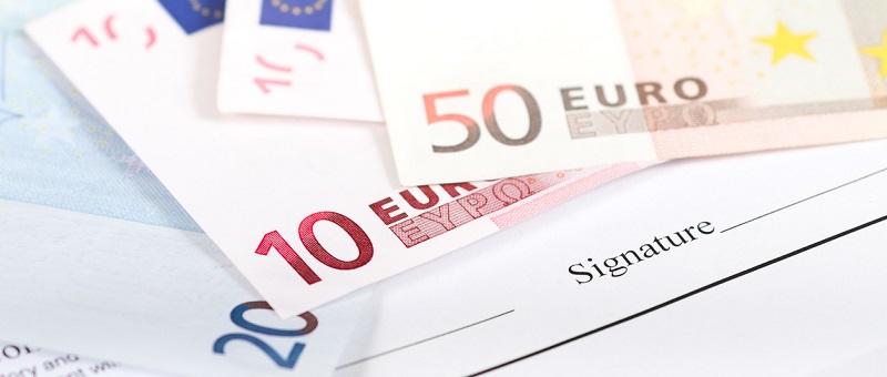Des billets en euro placés sur un contrat