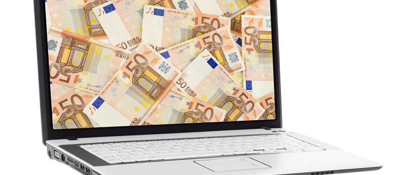 Un ordinateur rempli de billets euros
