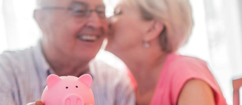 Plan d'un couple de personnes âgées recevant des conseils de leur consultant financier.