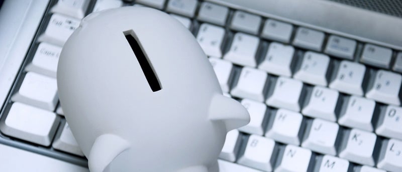Une tirelire sur un clavier d'ordinateur
