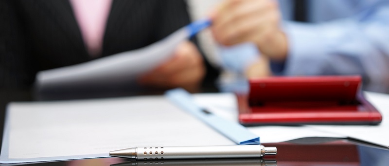 deux personnes en pleine négociation d'un contrat