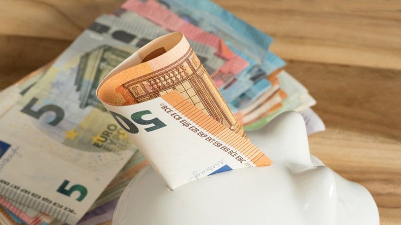 Français plus épargnants que dépensiers en août