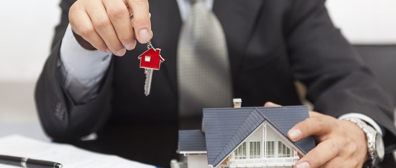Agent immobilier tenant une clef de maison
