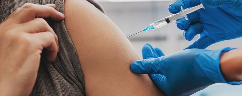 Vaccination d’une personne par un médecin