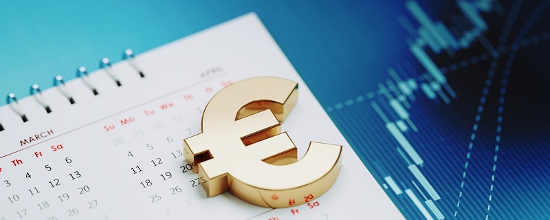 Symbole Euro de couleur or sur un calendrier blanc sur un graphique financier bleu.