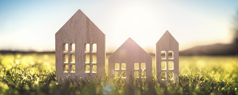Maison écologique dans un champ vide au coucher du soleil concept pour la construction et l’immobilier.