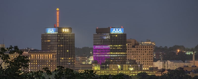Vue de nuit des tours AXA, précédemment connu comme les tours Mony au centre-ville de Syracuse.
