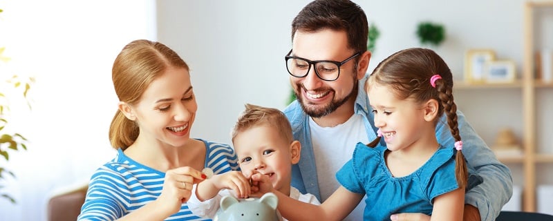 Planification financière famille heureuse mère père et enfants avec cochon Banque à la maison.