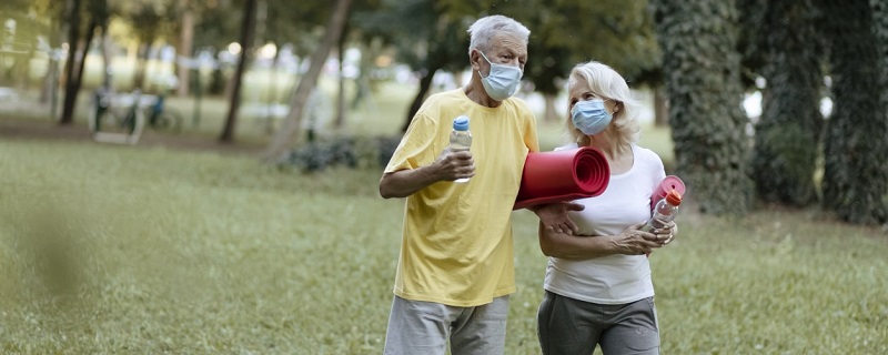 Un couple de personnes âgées tout en participant à la formation tout en portant des masques protecteurs pendant l’éclosion de coronavirus.