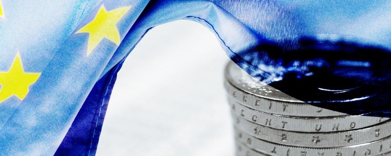 Drapeau de l'UE, feuille de calcul et pièces en euros.
