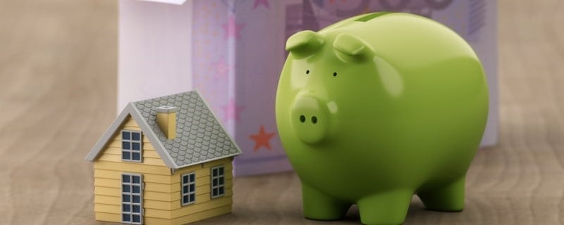 Concepts d'épargne pour l'achat d'une maison sur fond blanc.