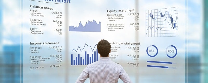 Homme d'affaires analysant les données du rapport financier des opérations de l'entreprise (bilan, compte de résultat) sur un écran d'ordinateur virtuel avec des diagrammes d'affaires, fintech.