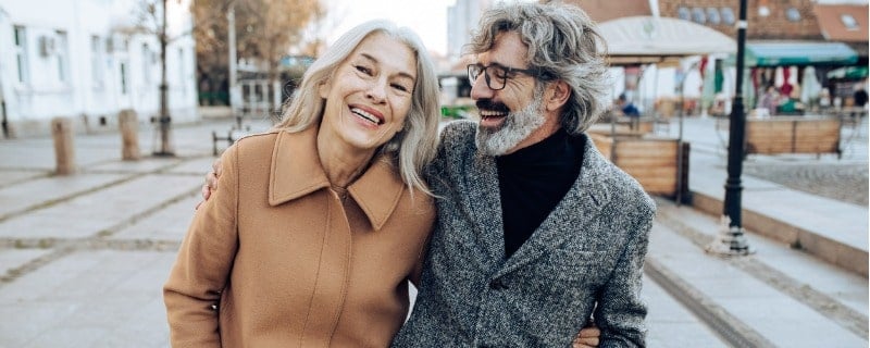 Portrait d'un homme et d'une femme d'âge mûr marchant dans la rue et s'amusant ensemble.