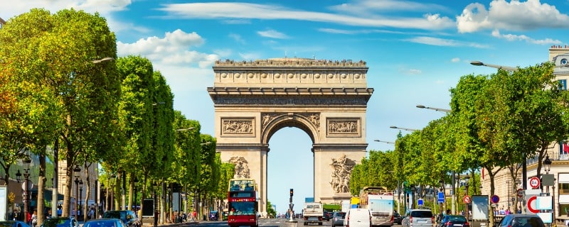 Avenue des Champs-Élysées vers l'Arc du Triomphe