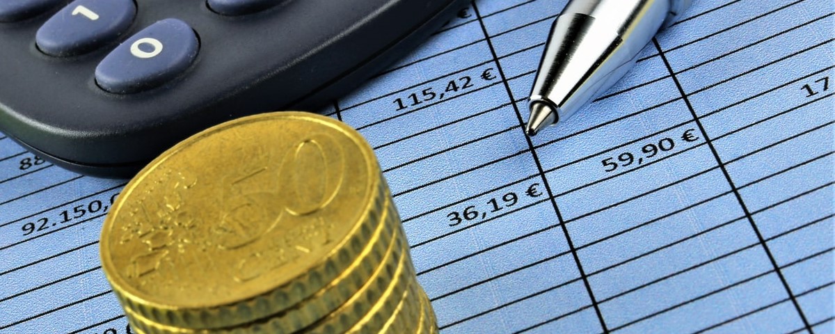 Un concept Image d'argent, calculatrice, stylo