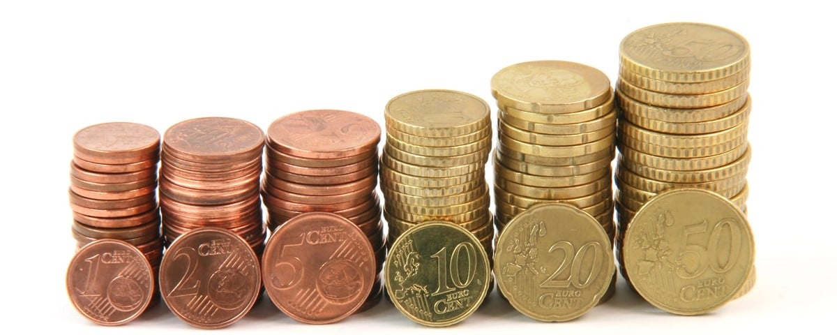 Piles de pièces en euros isolées sur fond blanc concepts d'argent et de finance.