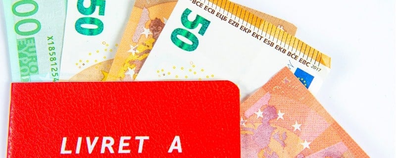 Compte d'épargne français, avec des billets et des pièces en euros. Concept d'épargne et de finance.