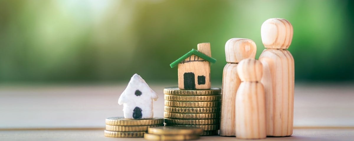 Planification de l'épargne de pièces de monnaie pour acheter une maison, concept pour la propriété, l'hypothèque et l'investissement immobilier. 