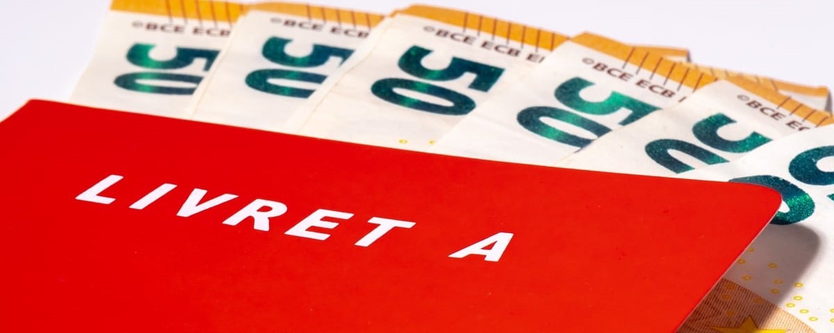 Le Livret A est un compte d'épargne français réglementé dont le taux d'intérêt et le plafond de dépôt sont définis par l'État. 	