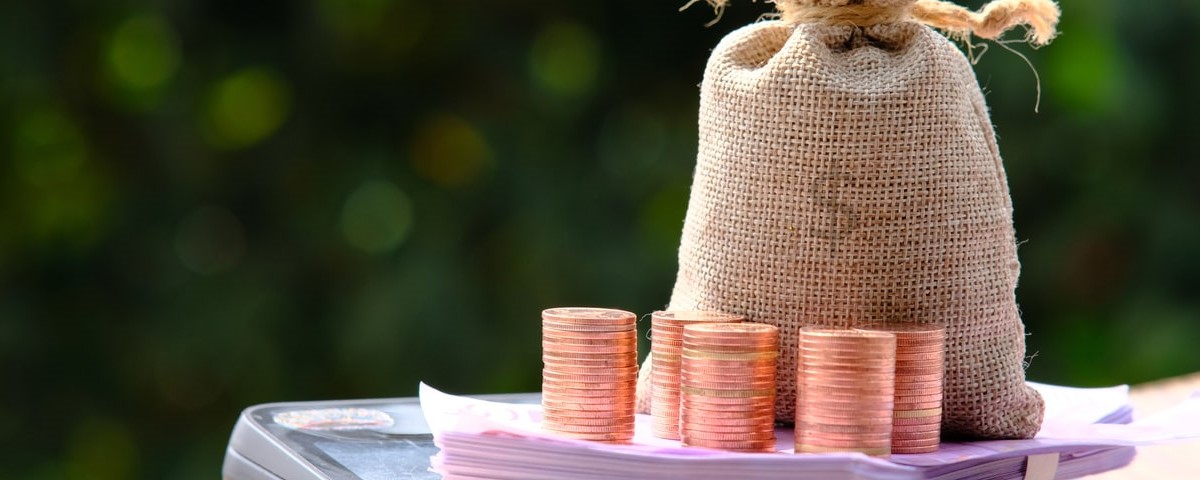 pile de pièces de monnaie sur fond de table et affaires ou finances économisant de l'argent
