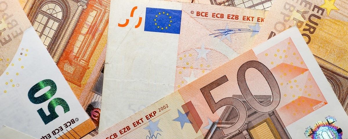 Pile de billets d'euros en papier comme arrière-plan