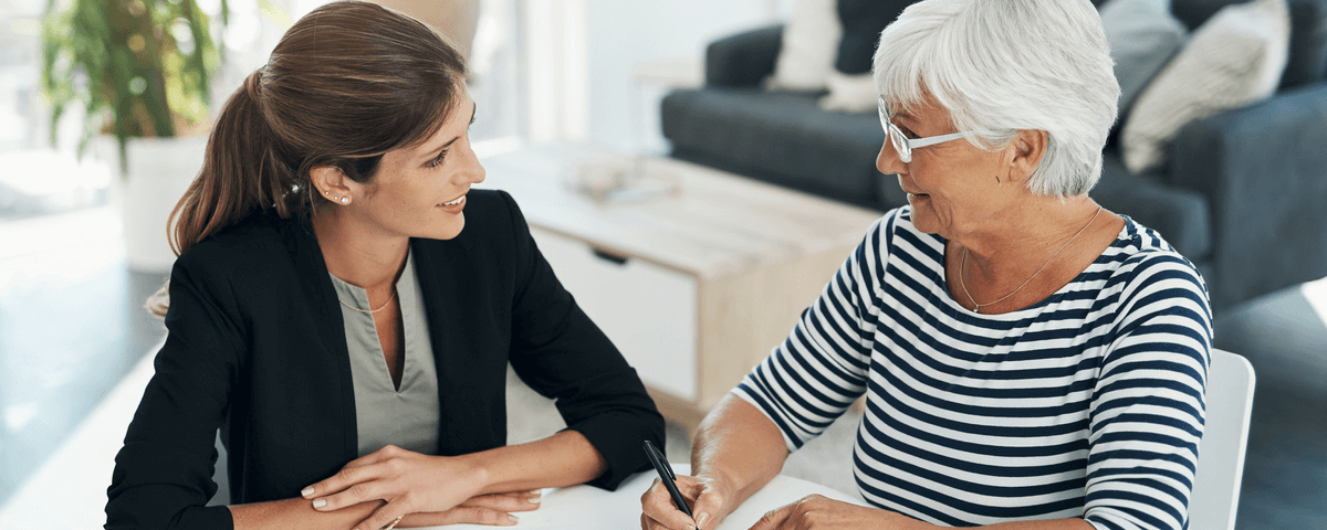 Conseiller et femme âgée signant un contrat d'assurance, d'épargne ou de retraite. 