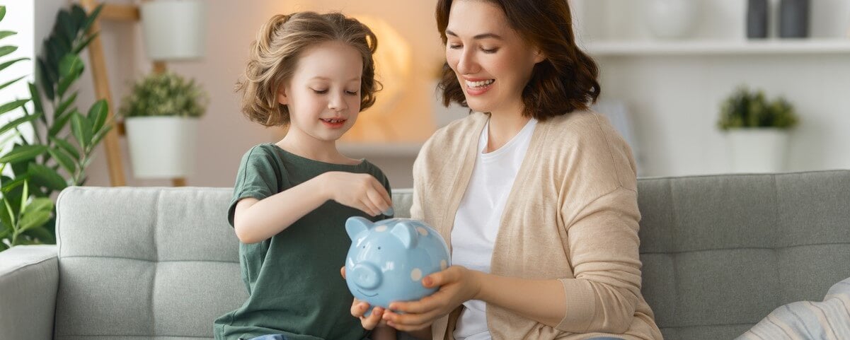 Les femmes et les enfants disposant d'une tirelire calculent les dépenses et gèrent le budget familial.