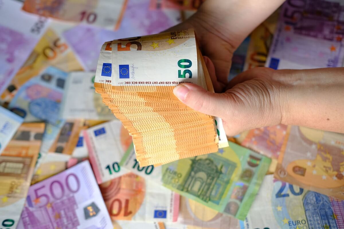 les mains féminines en gros plan comptent les billets de 50 euros en papier de l'union européenne,