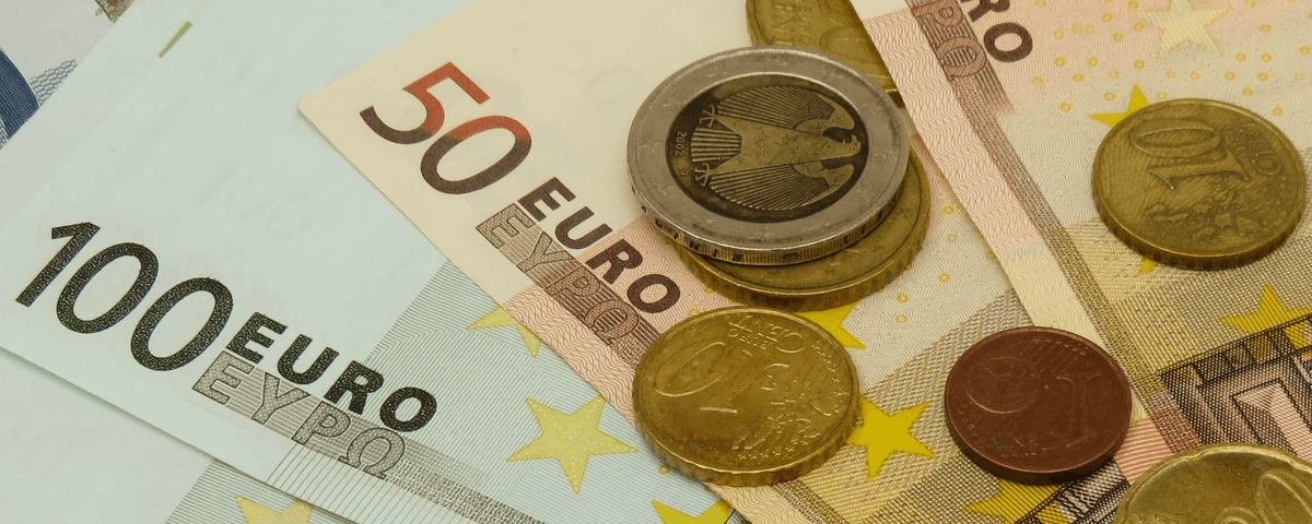 Billets de banque et pièces de monnaie en euros , utiles comme arrière-plan ou comme concept monétaire