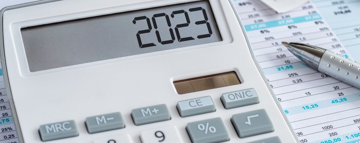 Déclaration d'impôt et calculatrice affichant 2023