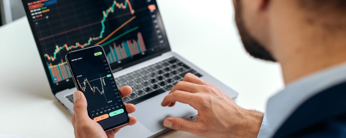 Trader investisseur analyste utilisant téléphone mobile app pour cryptocurrency marché boursier, l'analyse des données de négociation graphique indice investissement croissance, plans de stratégie.
