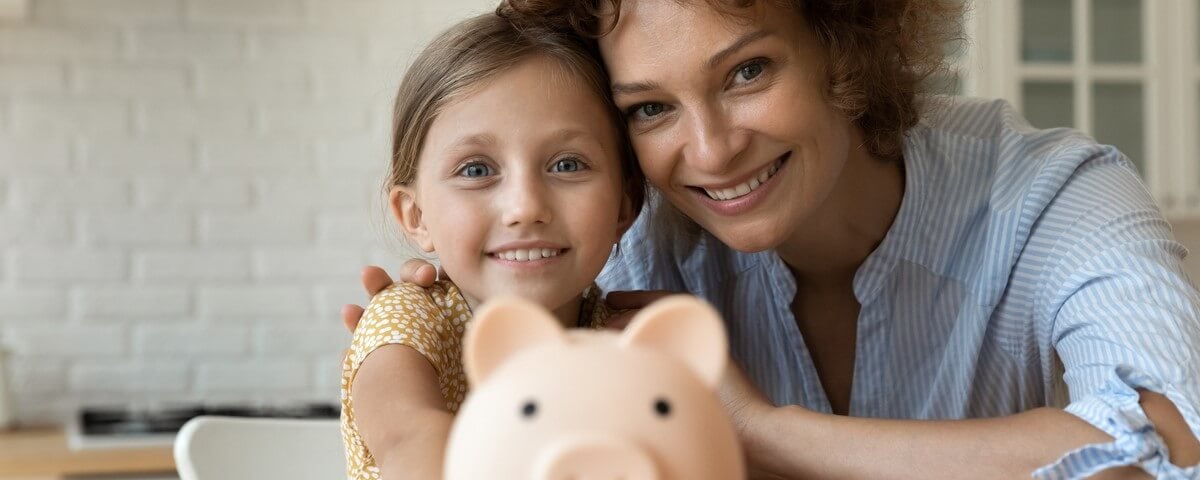 Portrait d'une jeune mère caucasienne souriante et d'une petite fille adolescente recommandant d'économiser de l'argent pour les besoins futurs. 