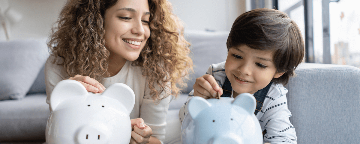Portrait d'une mère heureuse qui apprend à son fils à économiser de l'argent dans une tirelire