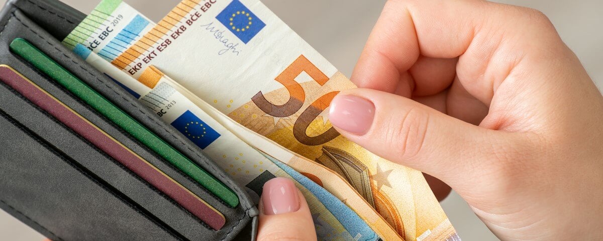 Argent en euros dans le portefeuille d'une personne, paiement de quelque chose en espèces