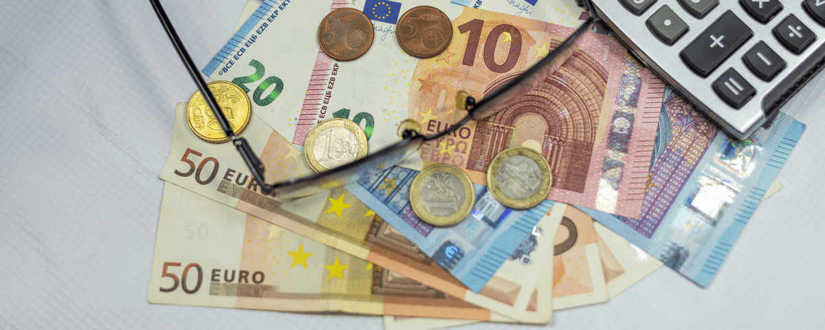 Billets de banque en euros, diverses dénominations.