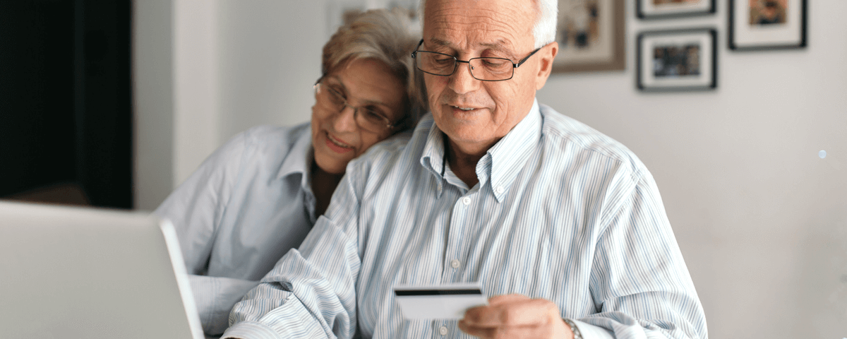 Deux personnes âgées paient leurs factures