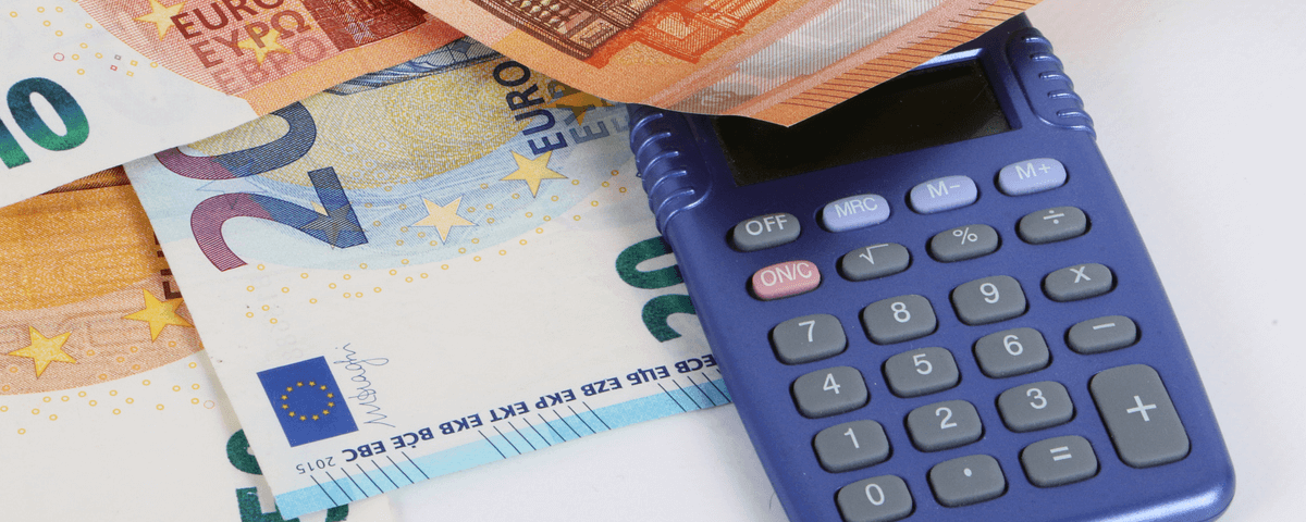 euros, calculatrice et un stylo à bille