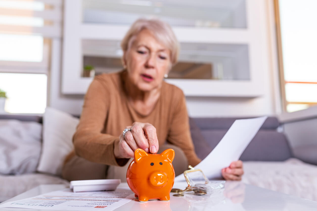 Femme âgée s'occupant de ses finances à domicile.