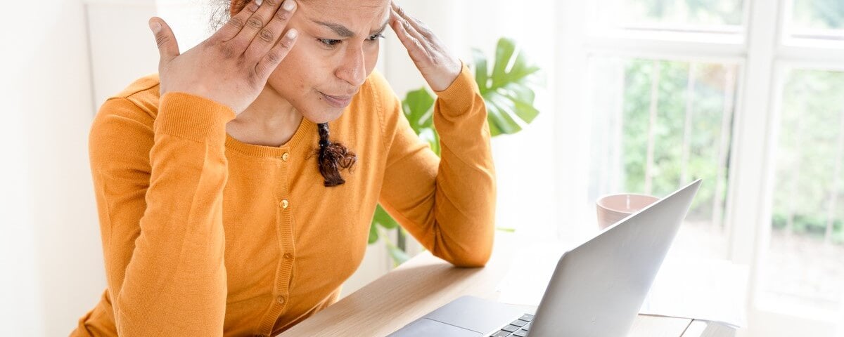 Une femme se sent fatiguée et surmenée par son travail à domicile