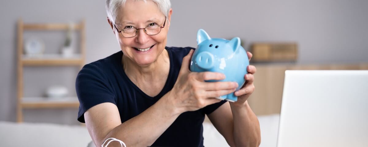 Femme heureuse économisant de l’argent. Finances personnelles.