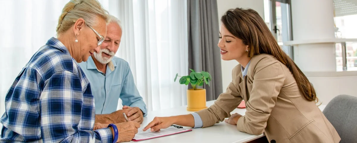 Un couple de seniors est en réunion avec son conseiller financier.