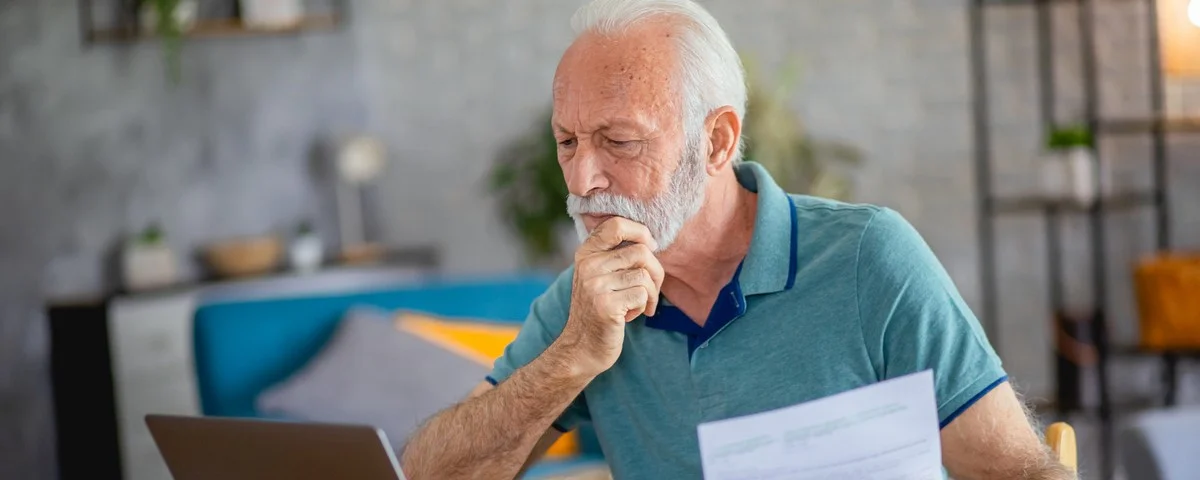 Un senior fait de la planification financière à son domicile.